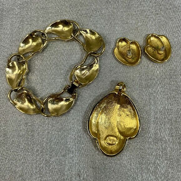 Vintage 1980s NAPIER & TRIFARI Coral Pendant, Earrings, Bracelet Set gold tone - Picture 4 of 7